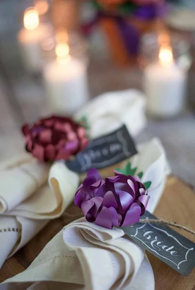 发现纸花作为装饰品并在家中使用