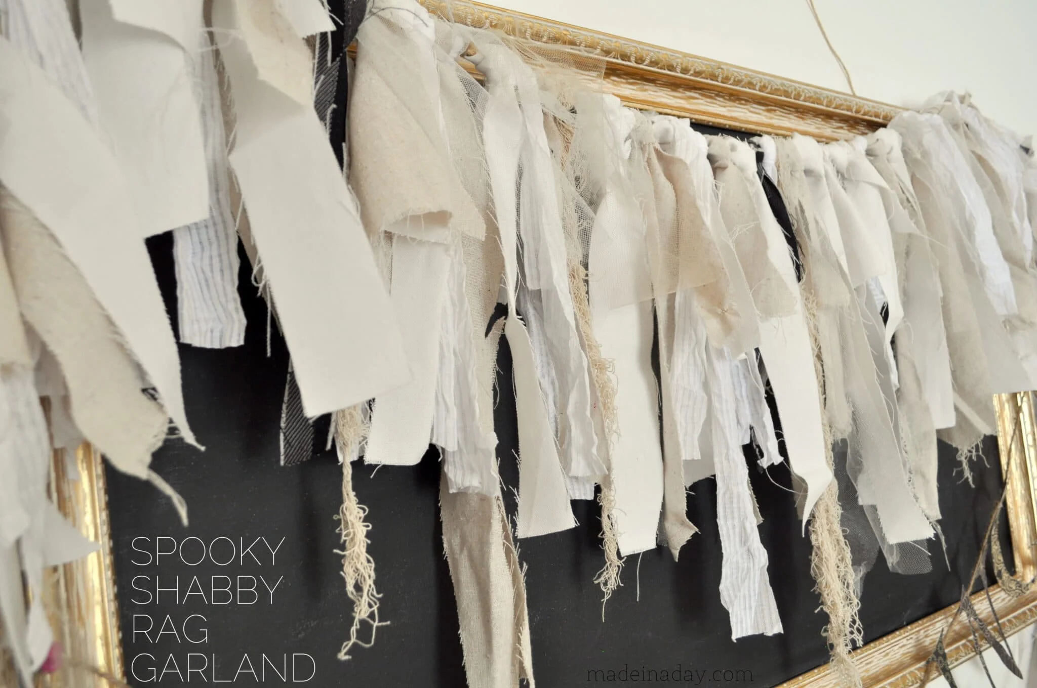 12. Decoración espeluznante de Halloween con tela desgarrada