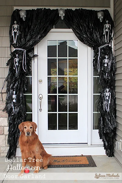 5. Decoración de puerta de Halloween desde Dollar Tree