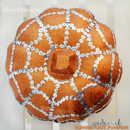 9. Calabaza con telaraña y brillo