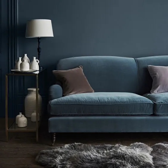 使用深蓝色调作为主要元素的室内装饰创意