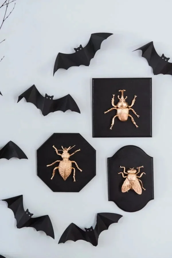 7. Tablas doradas con insectos taxidermistas DIY