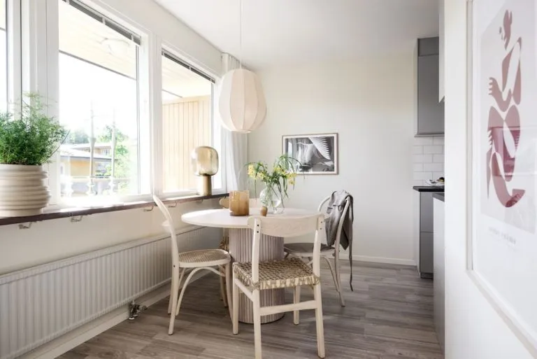 客厅旁边的明亮厨房——空间的理想解决方案