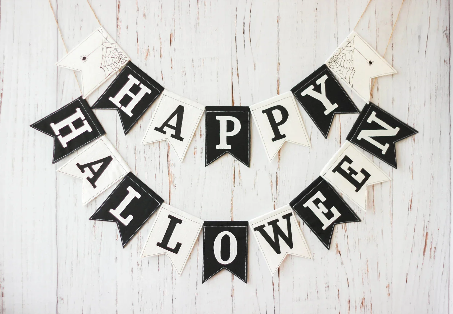 8. Bandera de lino con mensaje de felicitación de Halloween