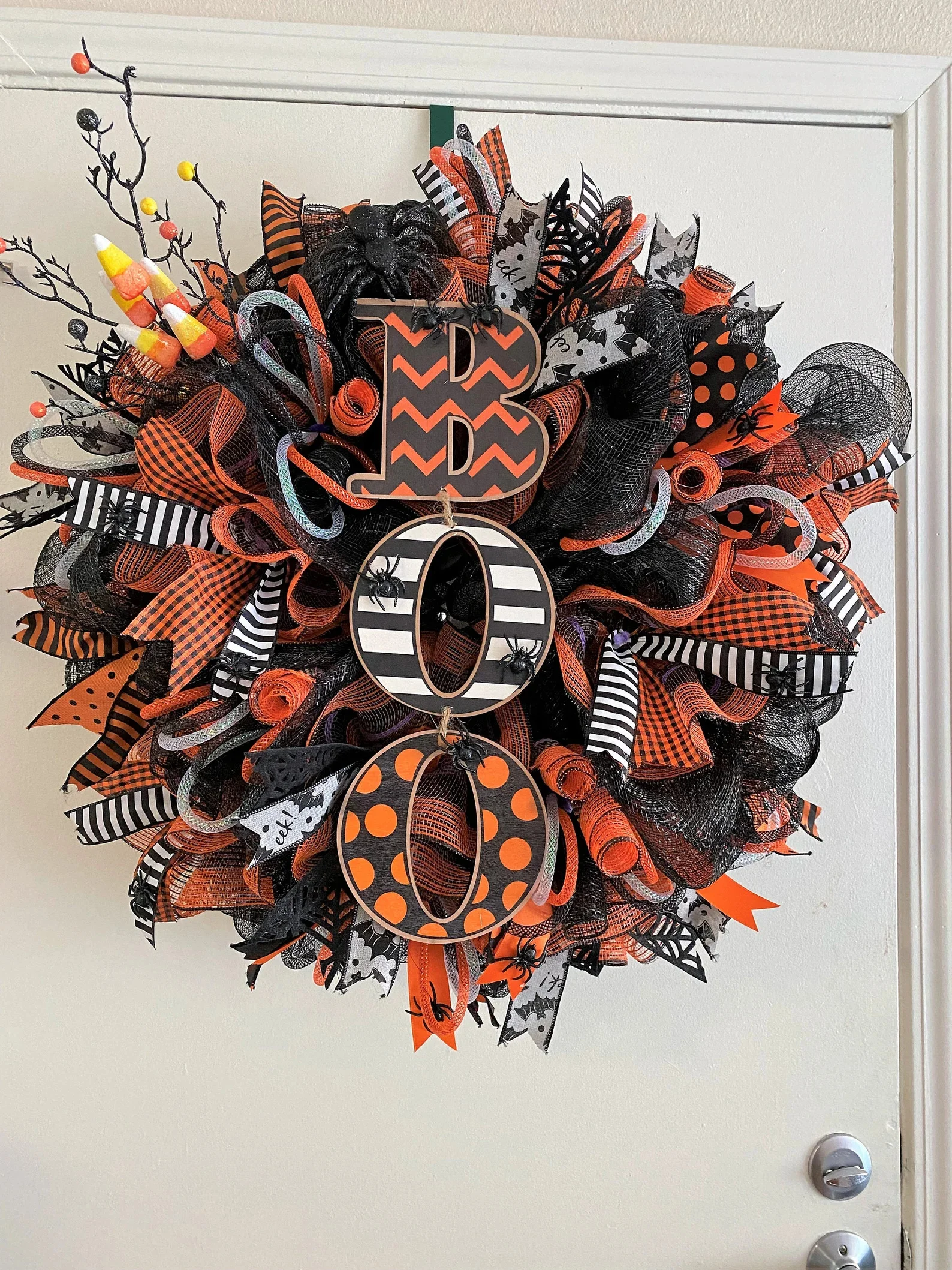 9. 万圣节“B”字样的花环