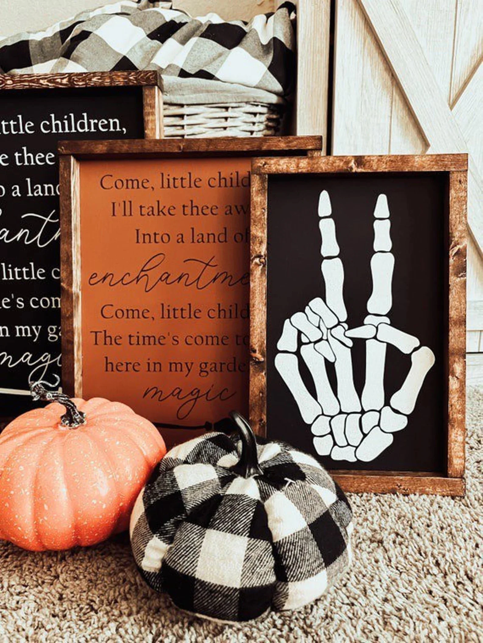 12. Esqueleto con símbolo de paz