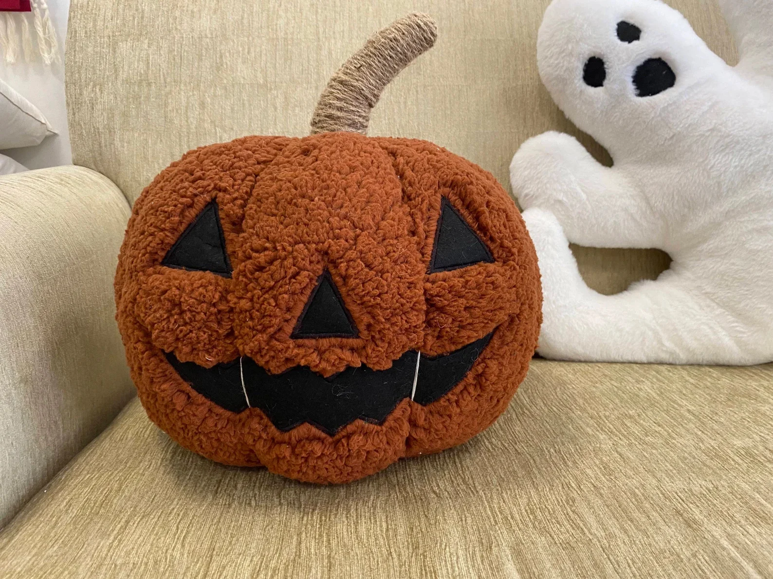 2. Almohada con calabaza farol de Halloween