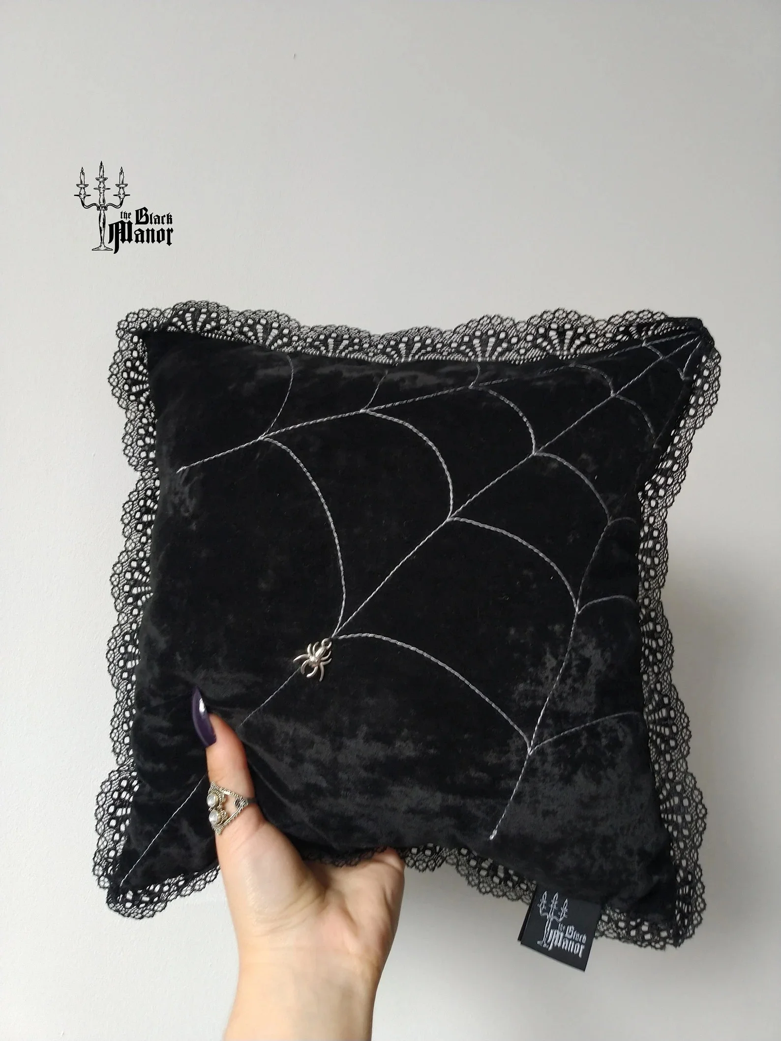 14. Almohada con telaraña