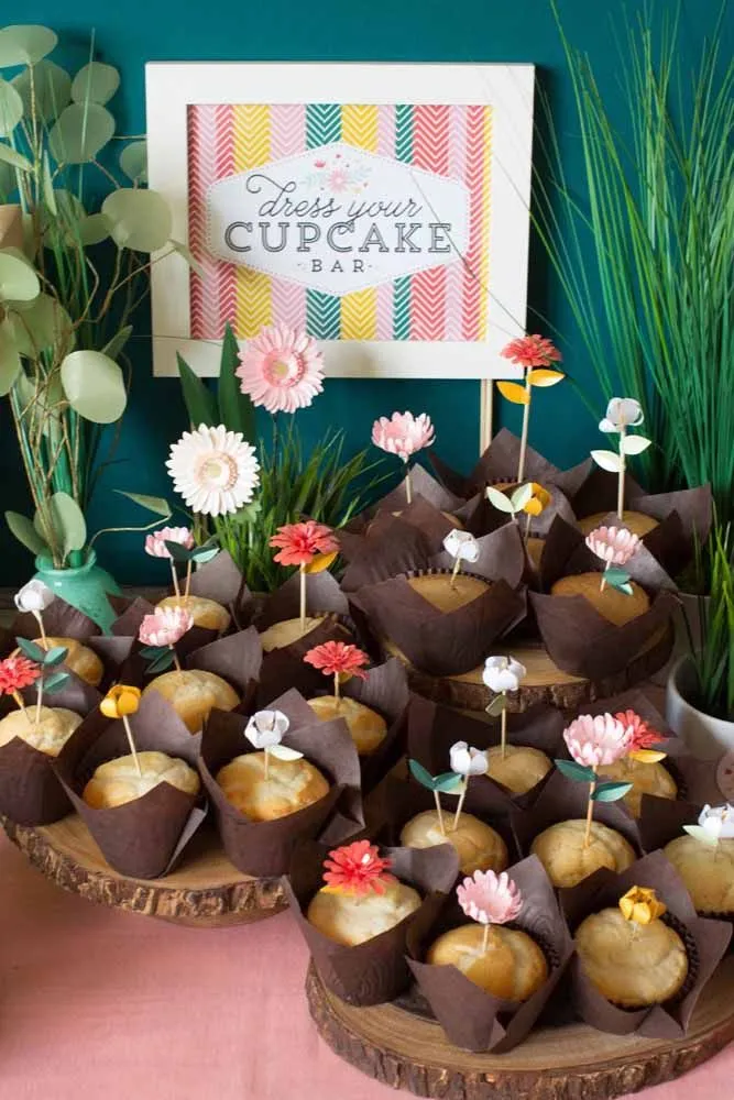 发现纸花作为装饰品并在家中使用