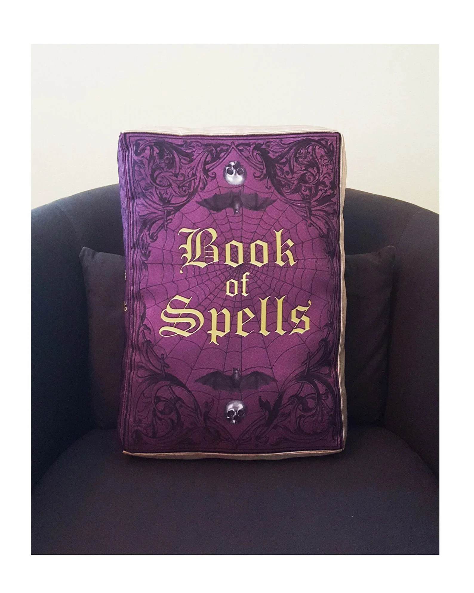 11. Almohada con libro de hechizos de Halloween