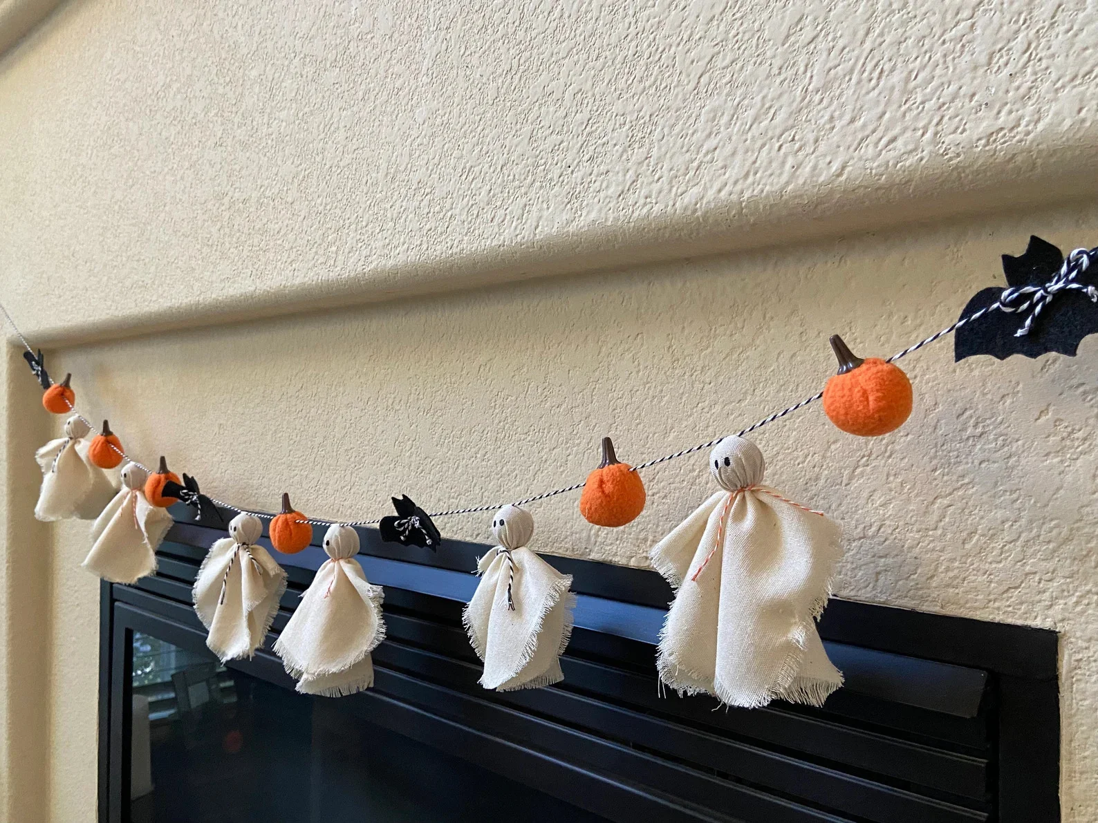 15. Привидяча гирлянда Хеллоуїну