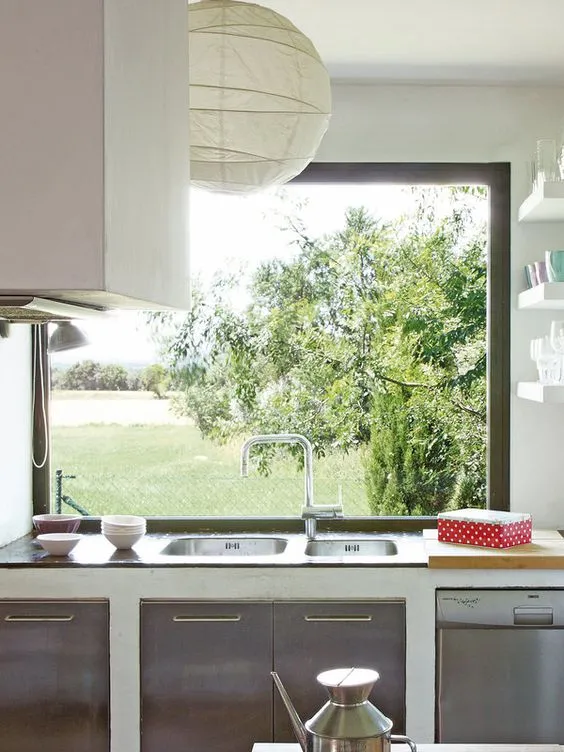 厨房有窗的美丽装修灵感