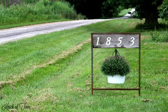 5. 用悬挂花盆制作的房屋号码牌