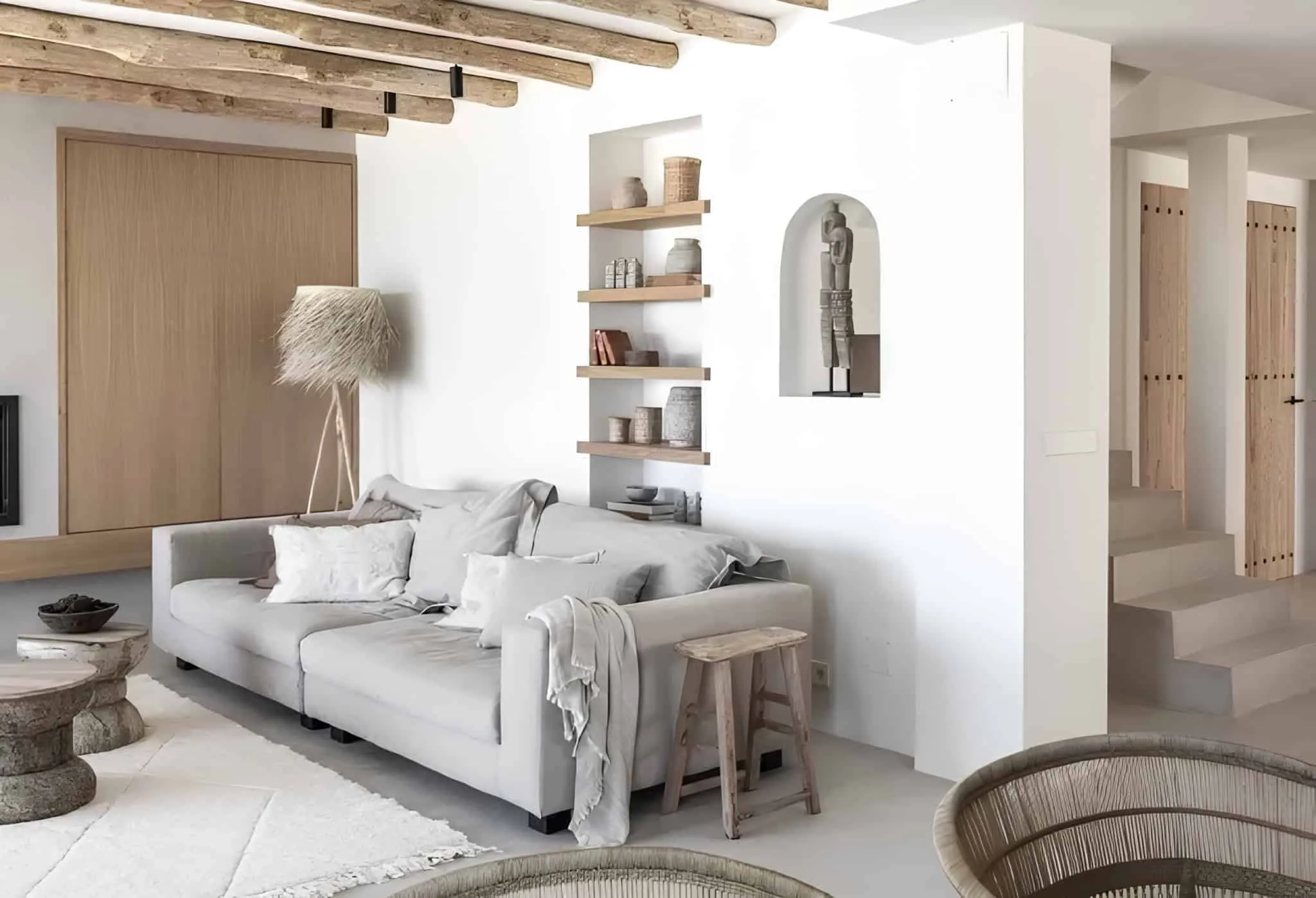 配有壁炉、石材边桌和编织装饰的客厅。