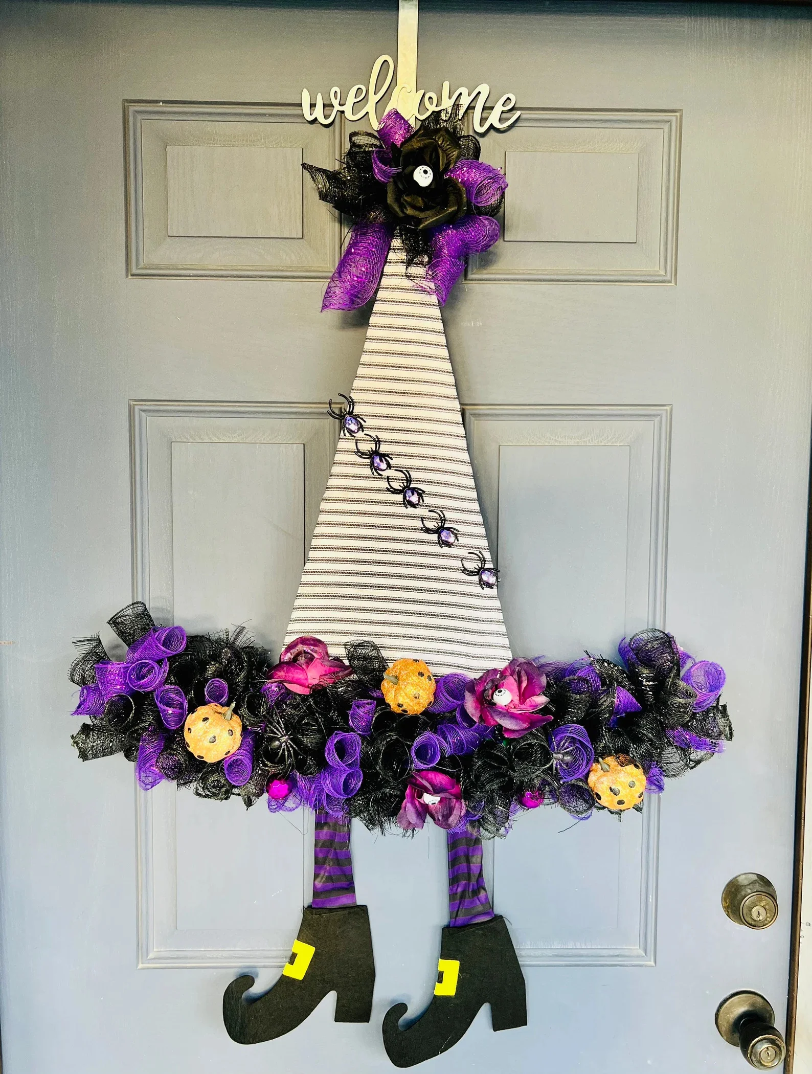 11. Collar con sombrero de bruja para Halloween