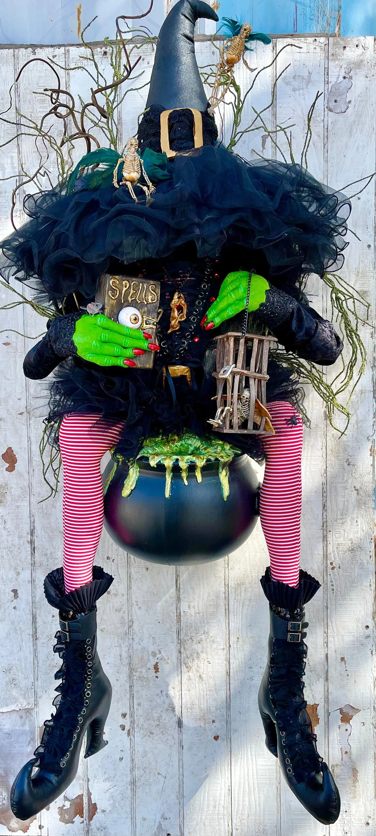 12. Collar de bruja con caldero