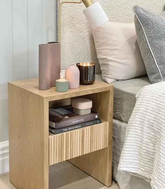 选择最舒适的床头木质小桌
