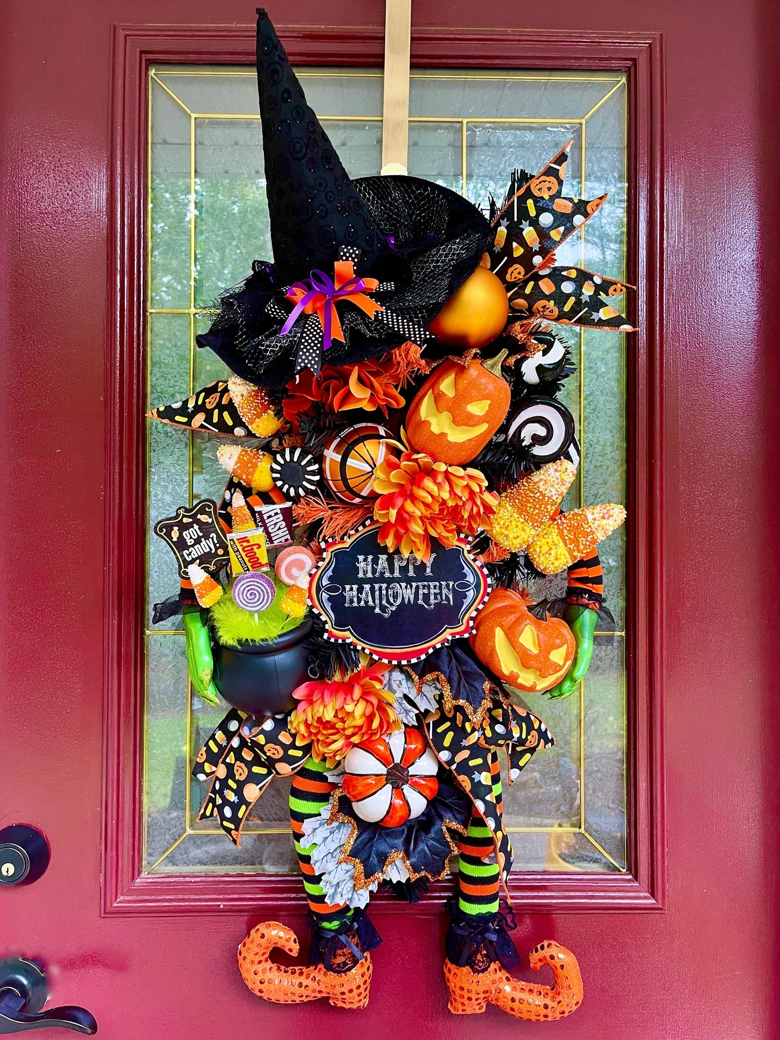 6. Collar con composición de bruja