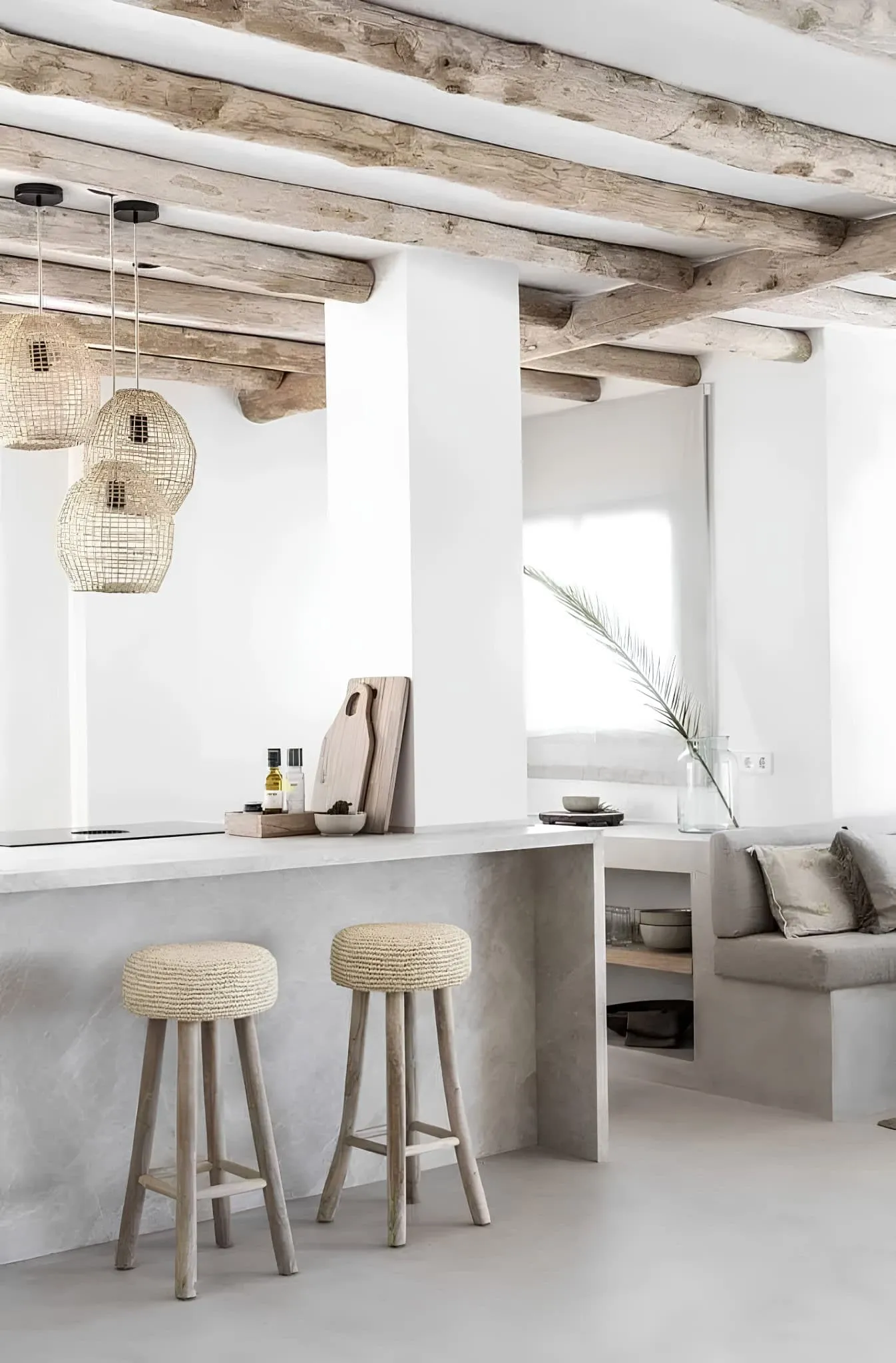 现代厨房，配有天然木质橱柜和内置开放式搁板。