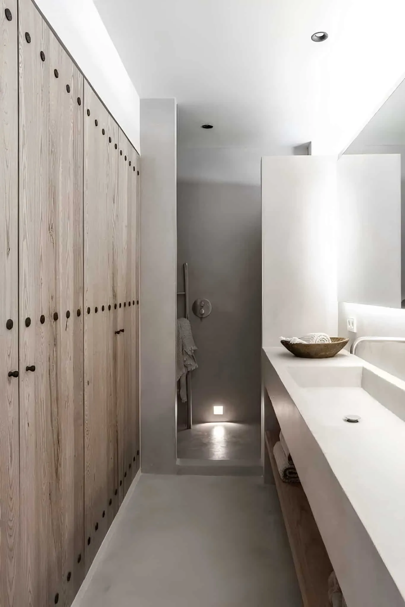 配有壁炉、陶瓷装饰、搁板与编织元素的地中海风格墙面。