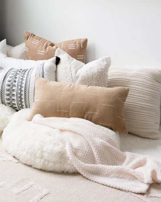 便宜的枕头用于温馨装饰