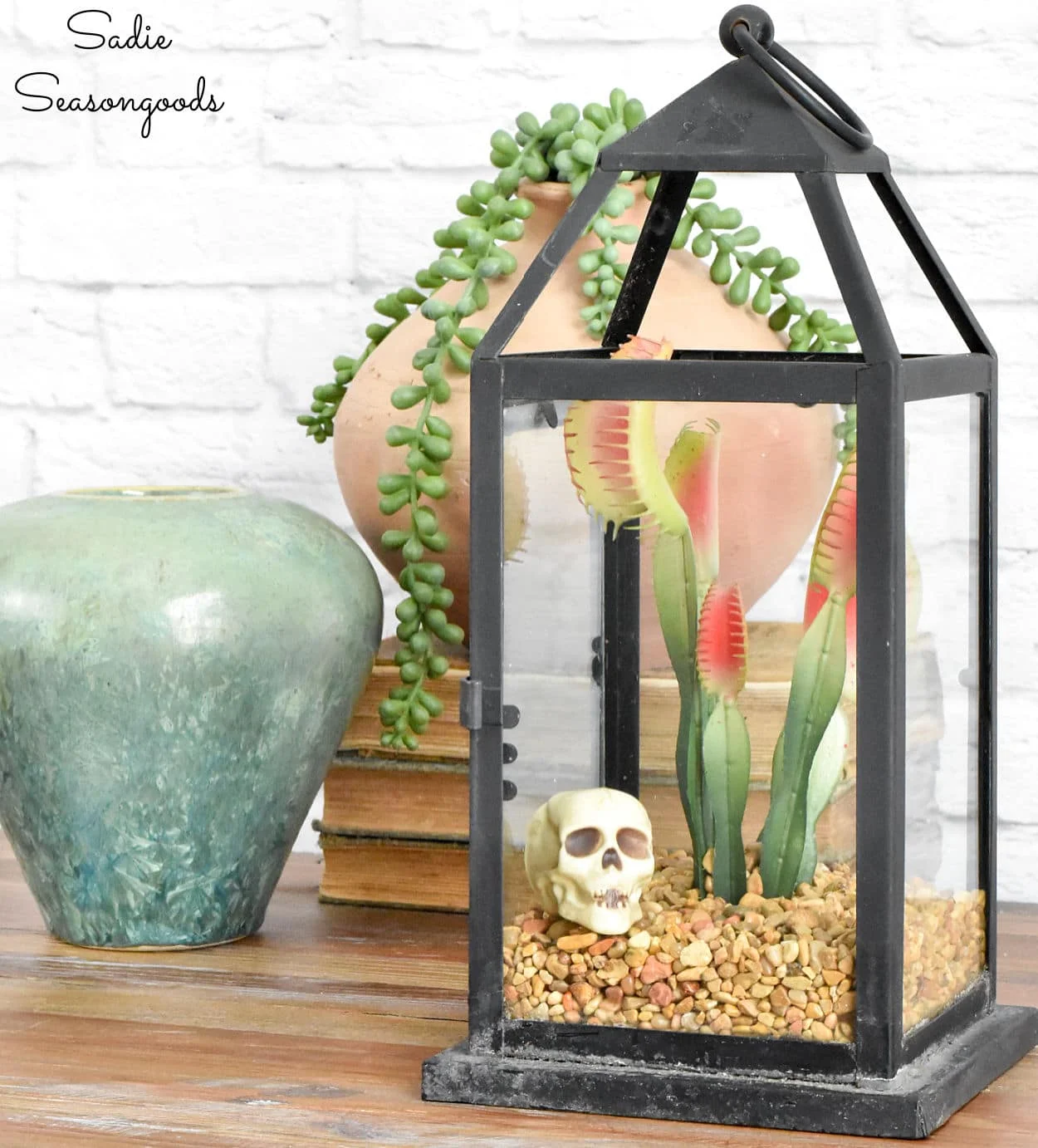 7. Terrario para Halloween en un farol de vela