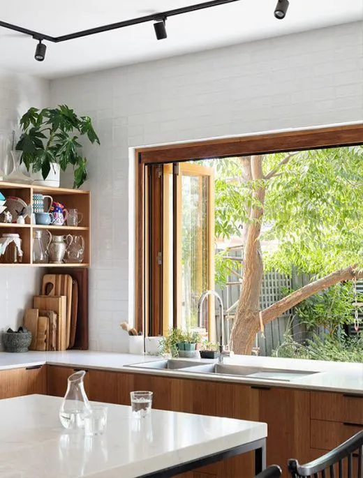 厨房有窗的美丽装修灵感