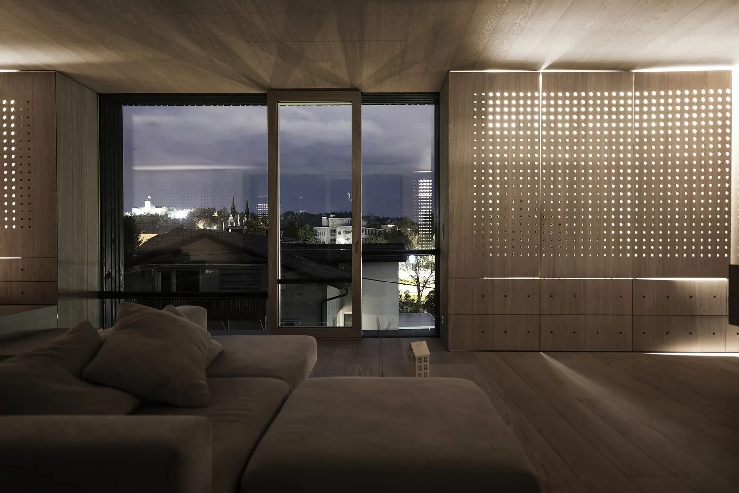 OFIS Architects设计的3SHOEBOX House位于斯洛文尼亚卢布尔雅那