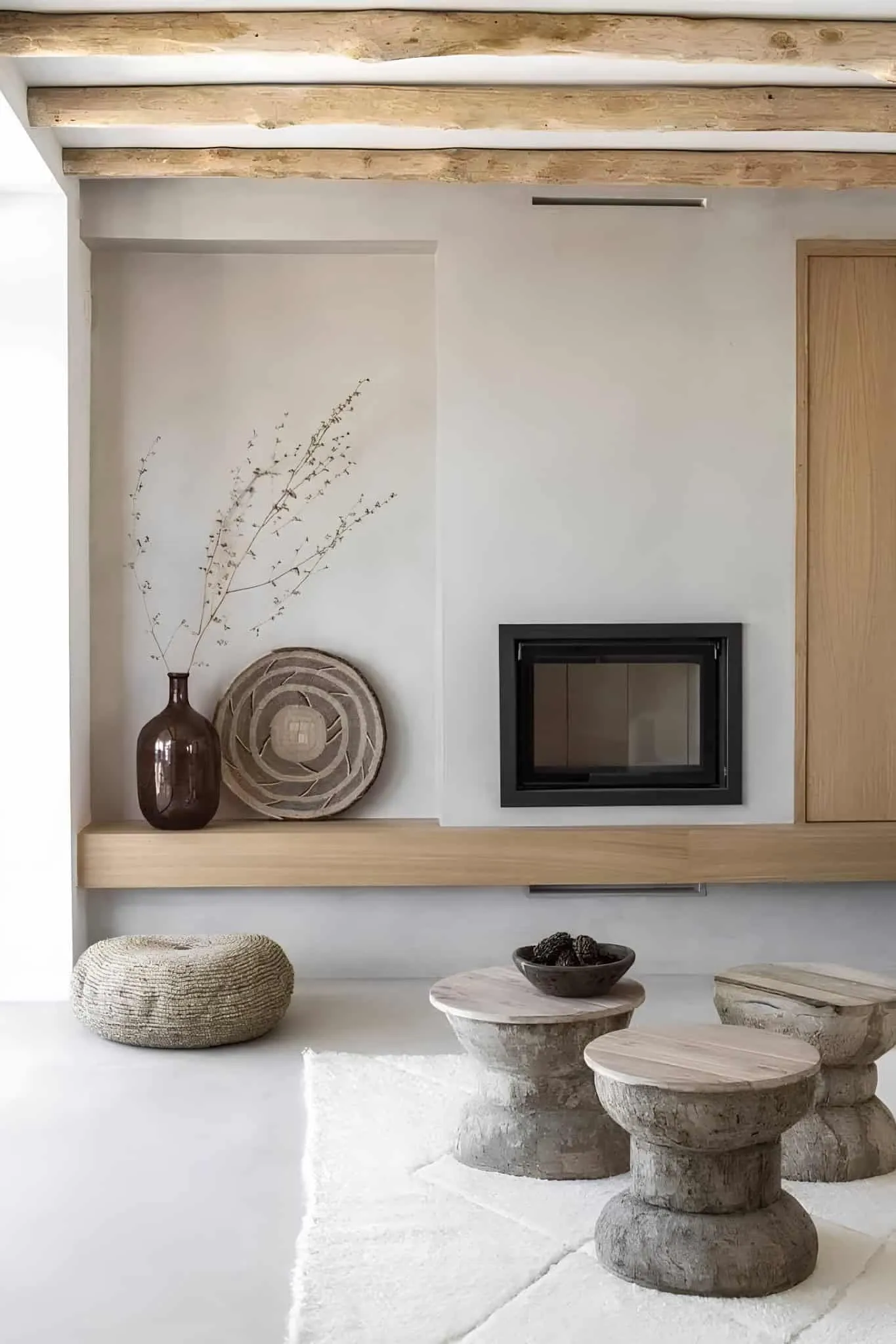 配有内置橱柜与微水泥洗手台的现代极简浴室。