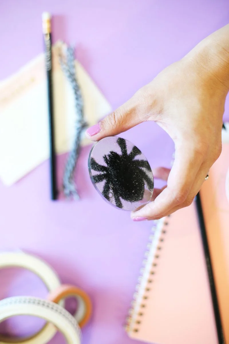 9. Carpeta DIY tarántula para Halloween