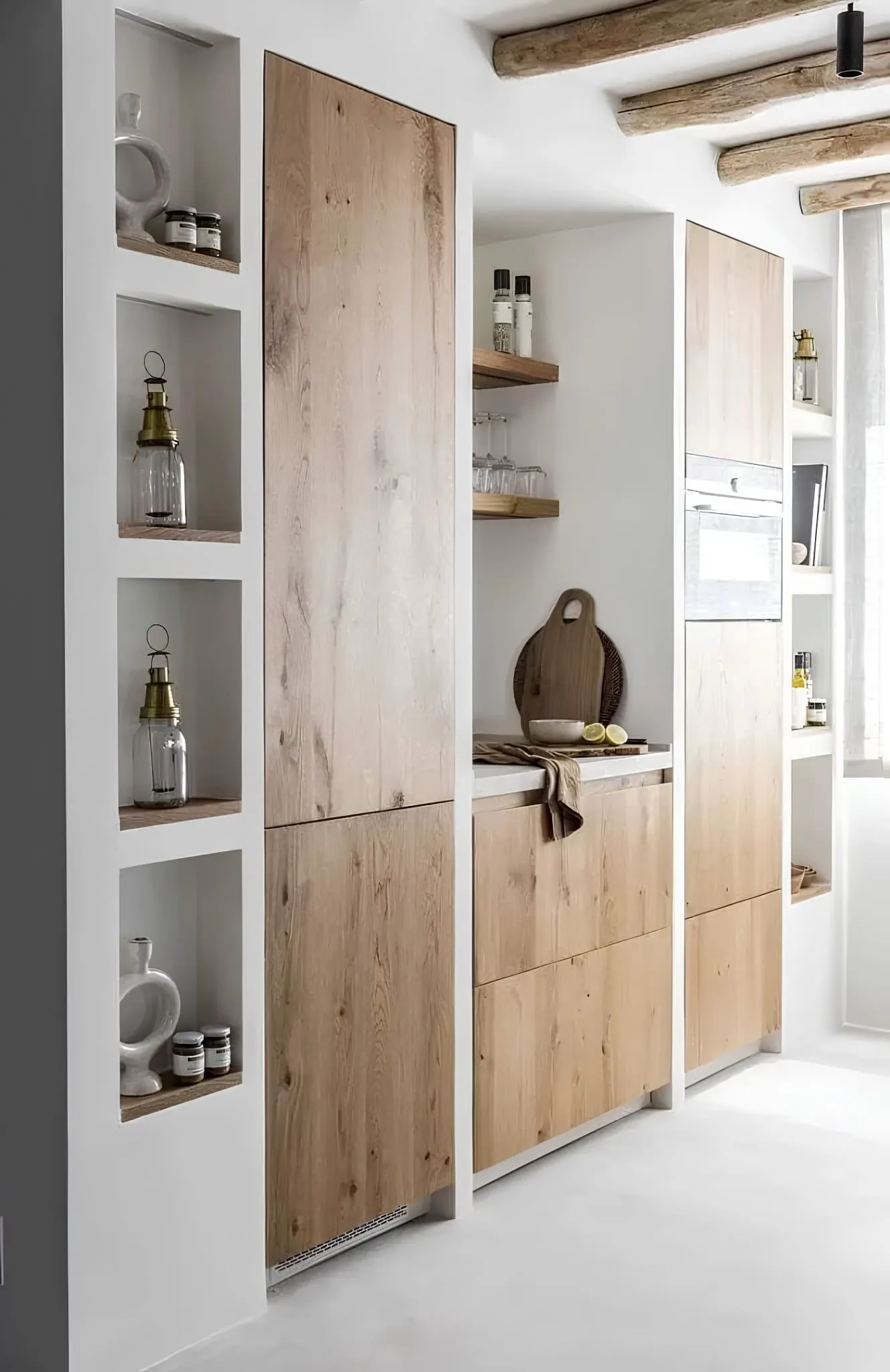 厨房岛台配有编织椅子，旁边是内置餐桌和锈色装饰。