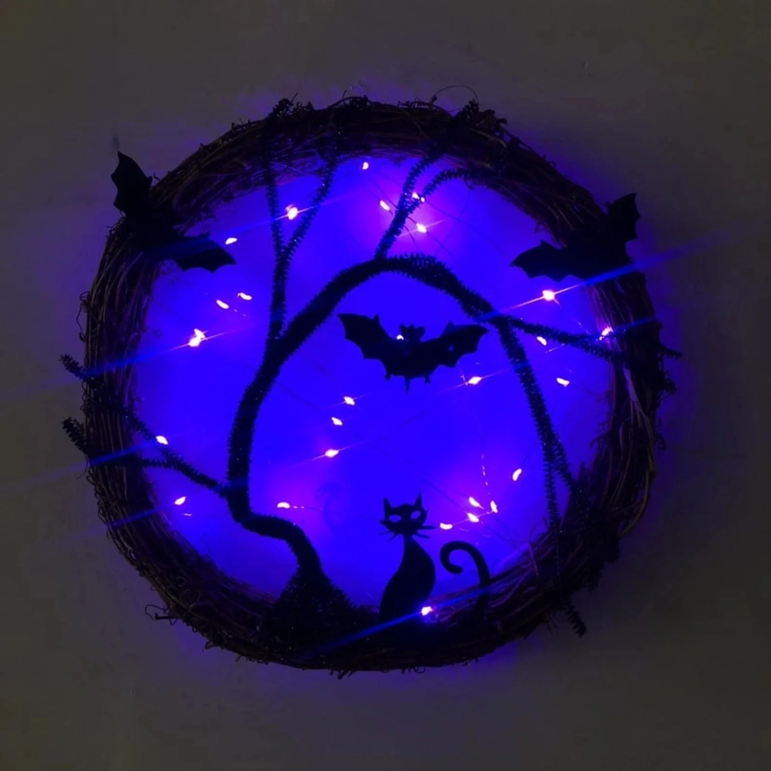 4. 黑色蝙蝠与LED灯的花环