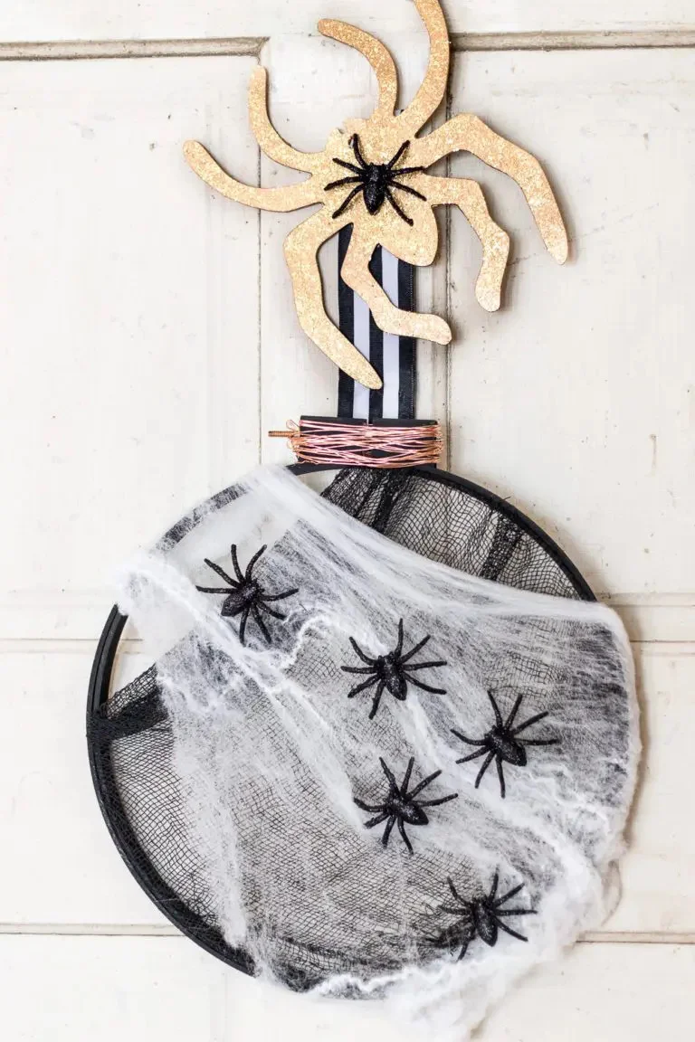 10. Guirnalda de Halloween hecha con copa para bordar