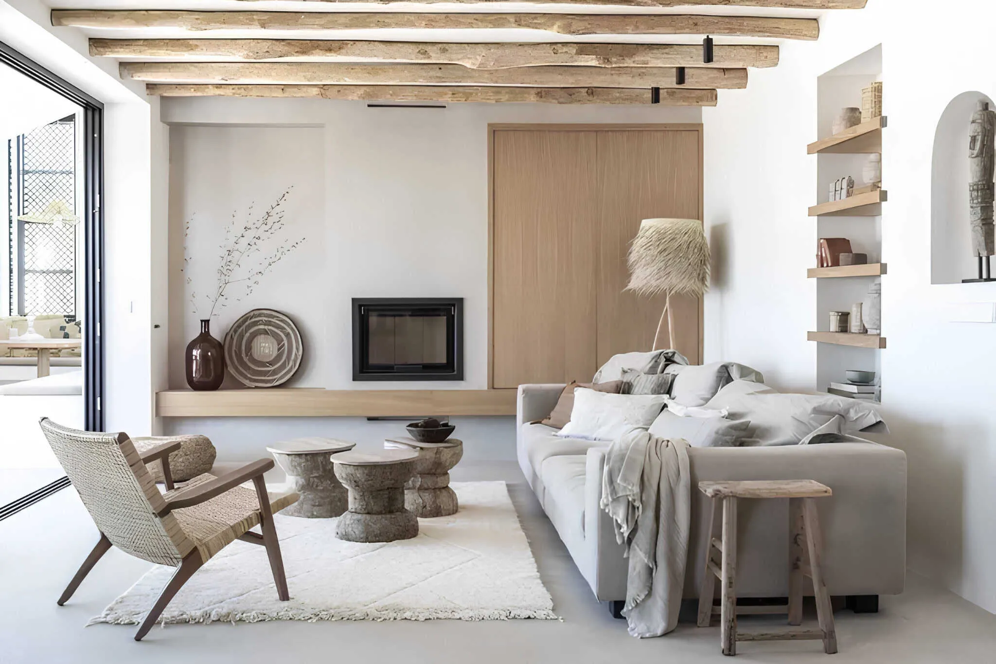 配有木质餐桌、棕色椅子和柔和灰色长凳的餐厅。