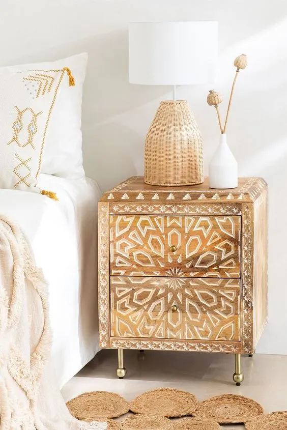 选择最舒适的床头木质小桌