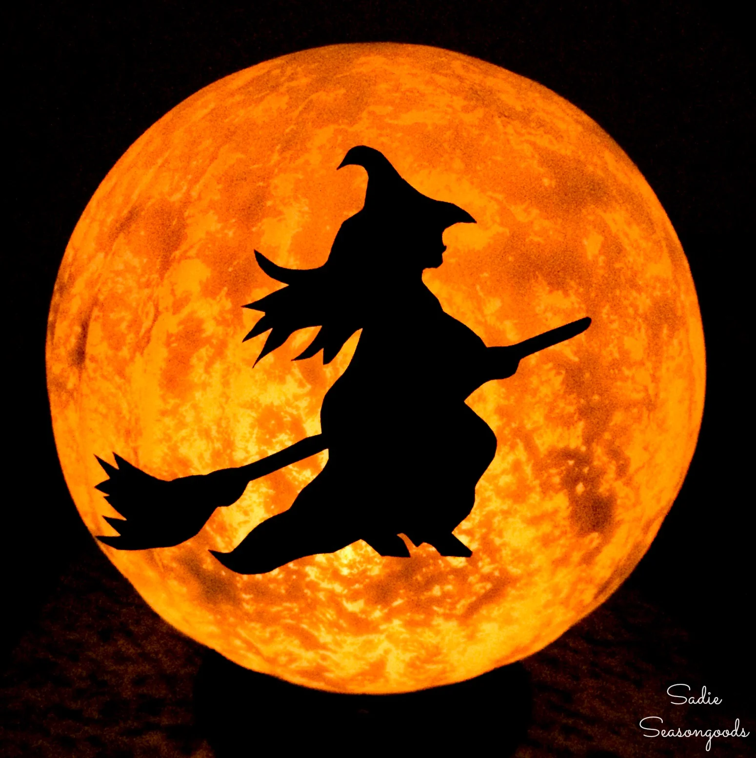 6. Decoración de Halloween con luna y bruja hecha de una lámpara de cristal