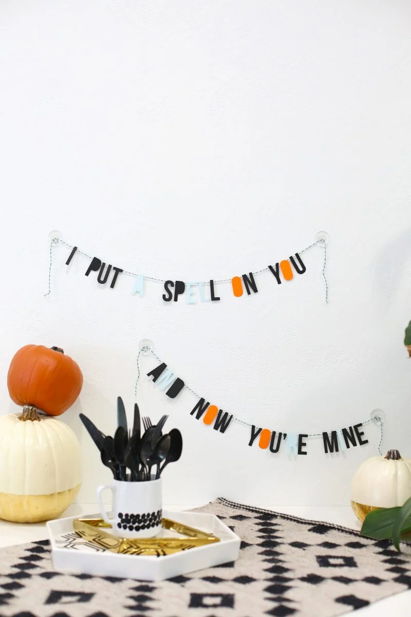 13. DIY idea de decoración para Halloween – guirnalda de hechizos