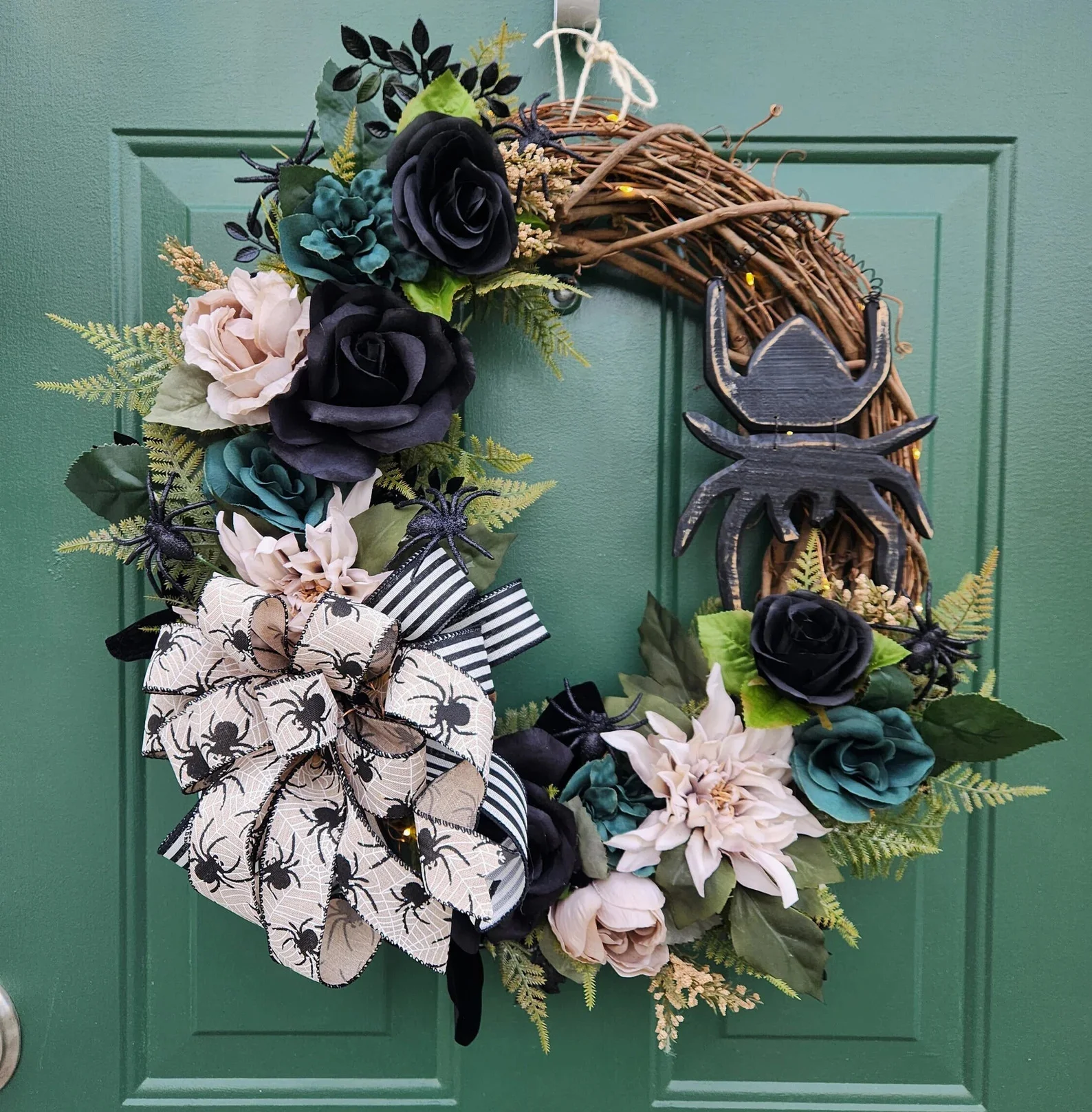 5. 发光万圣节蜘蛛花环