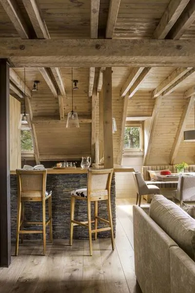 温暖舒适的山间小屋，饰以木质和法兰绒表面