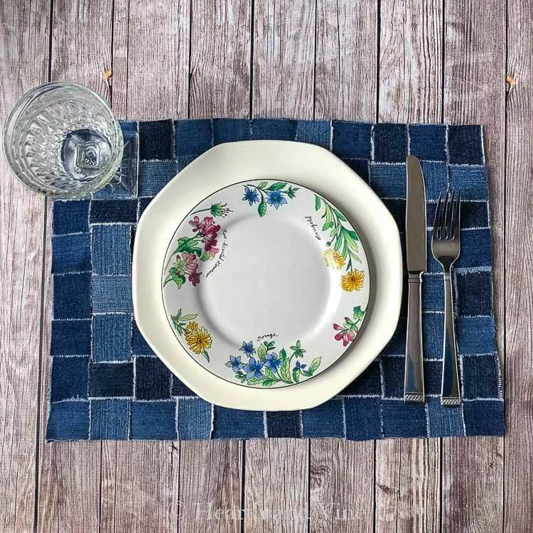 12. Reciclando jeans en útiles y bonitos soportes para platos entrelazados