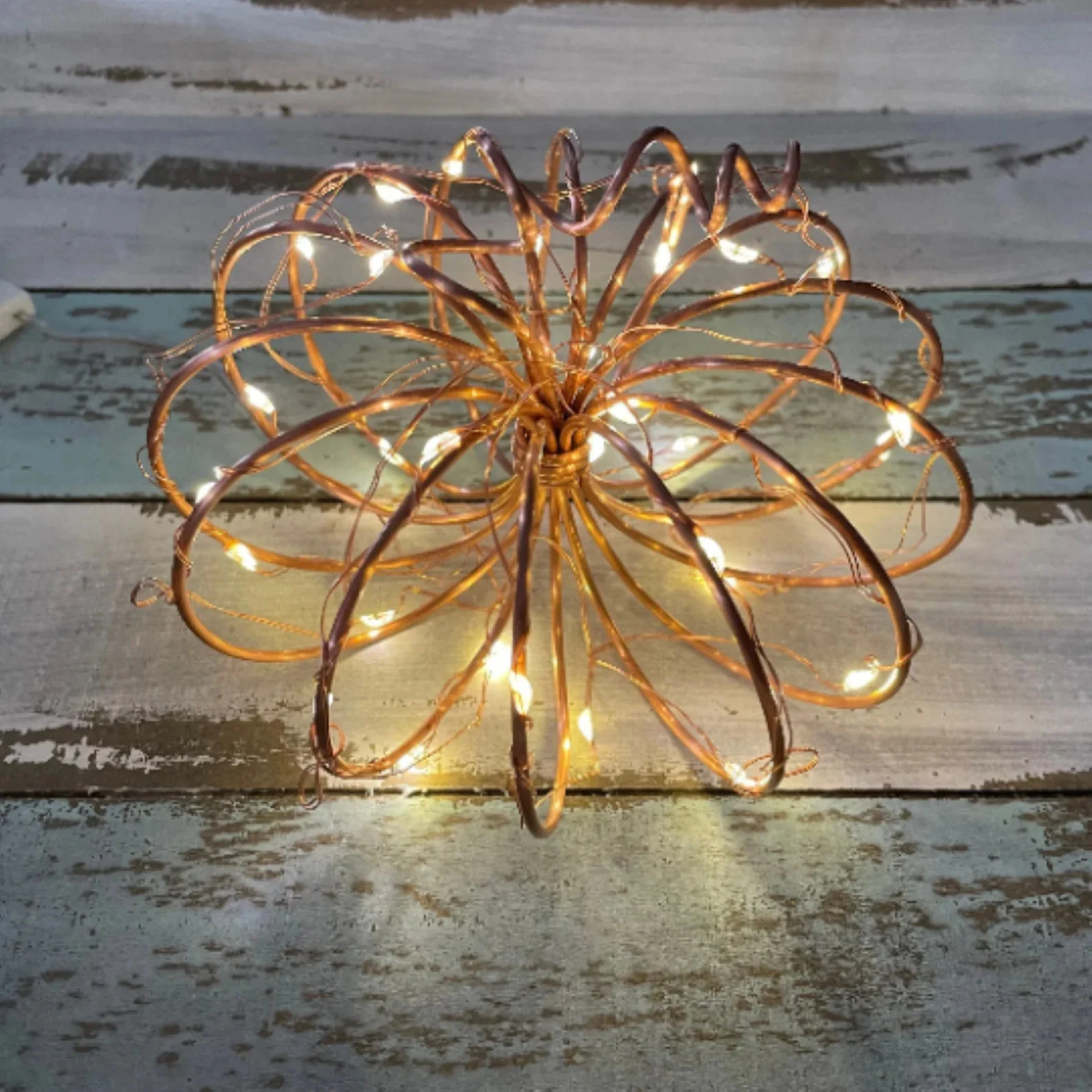 5. Calabaza con iluminación de alambre de cobre y mesa otoñal
