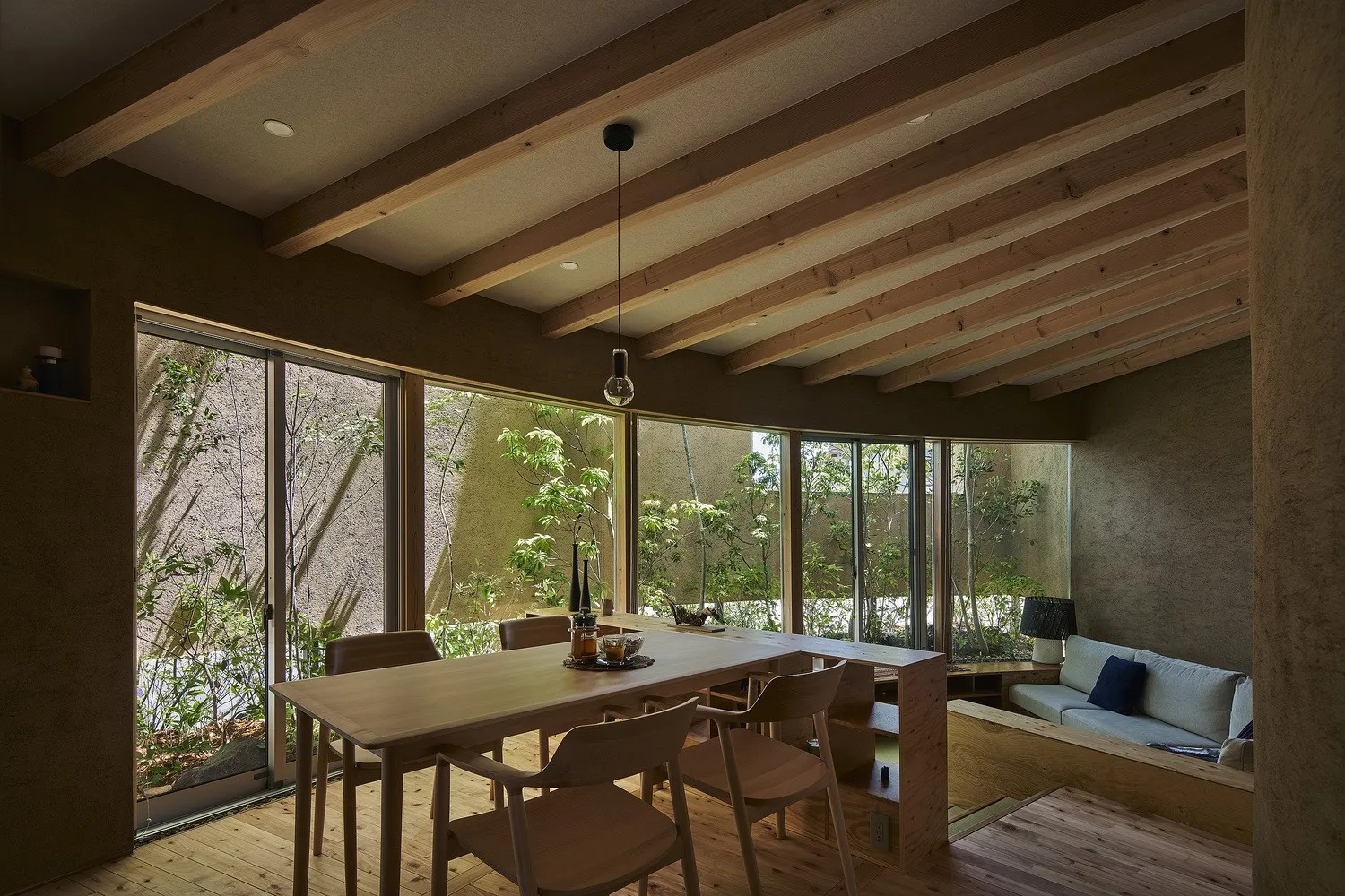 PeacoQ House by UID Architects: Curved Walls and Seamless Boundaries in Hiroshima