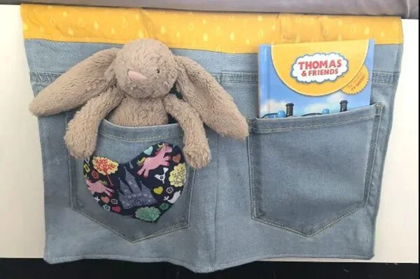 7. Haz un organizador de mesita con jeans viejos