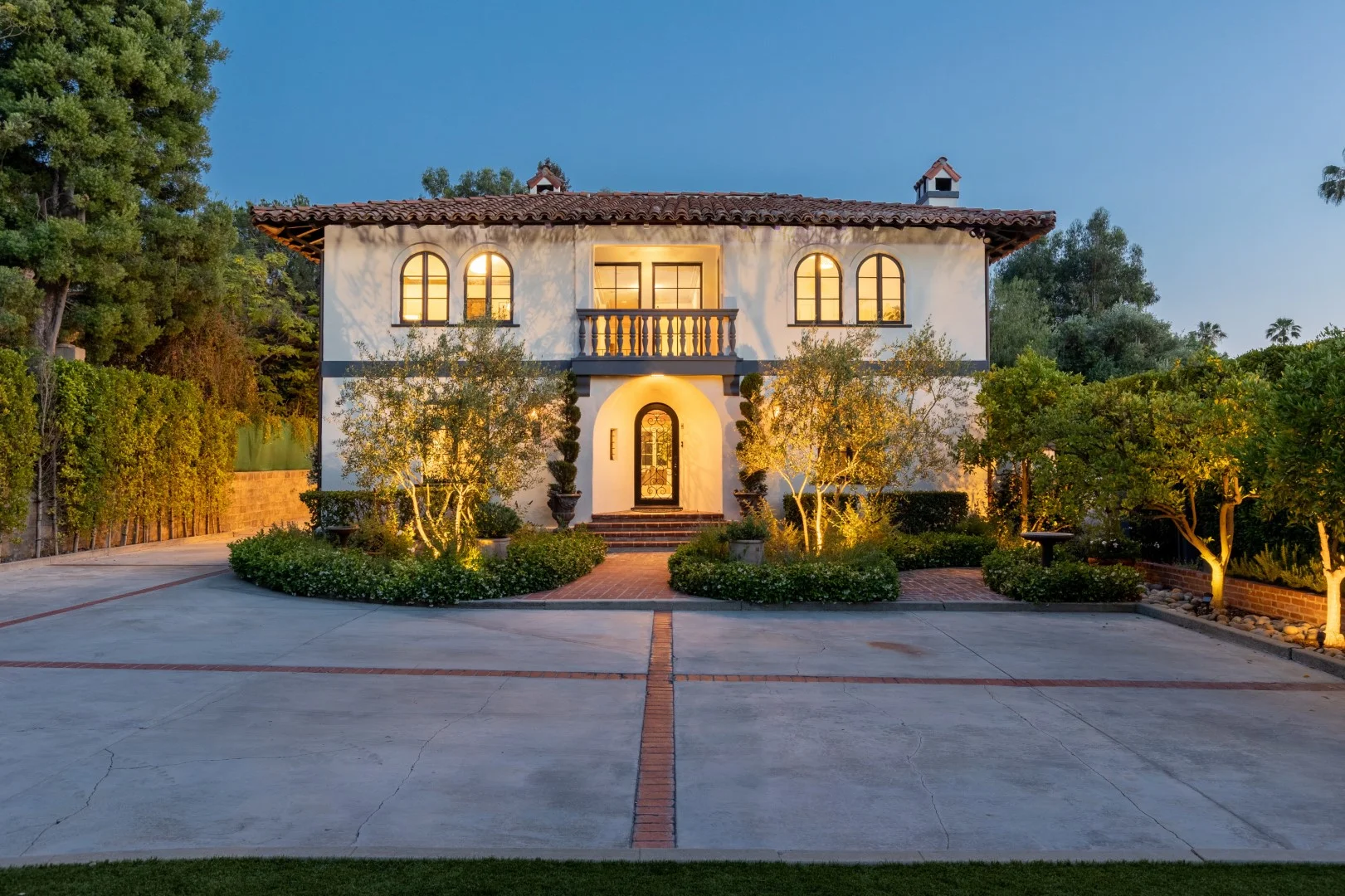 17个令人着迷的摩尔风格住宅 exterior 设计项目