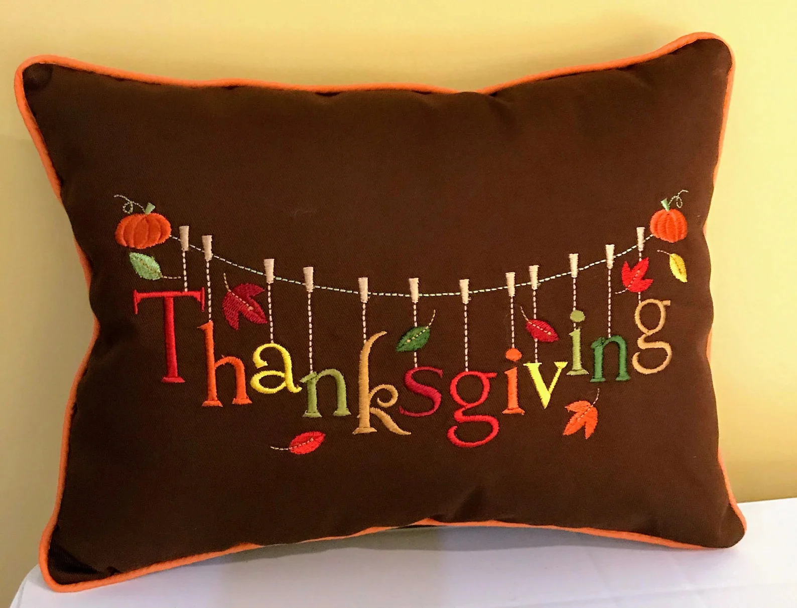 4. Almohada con bordado sobre nueva celebración festiva