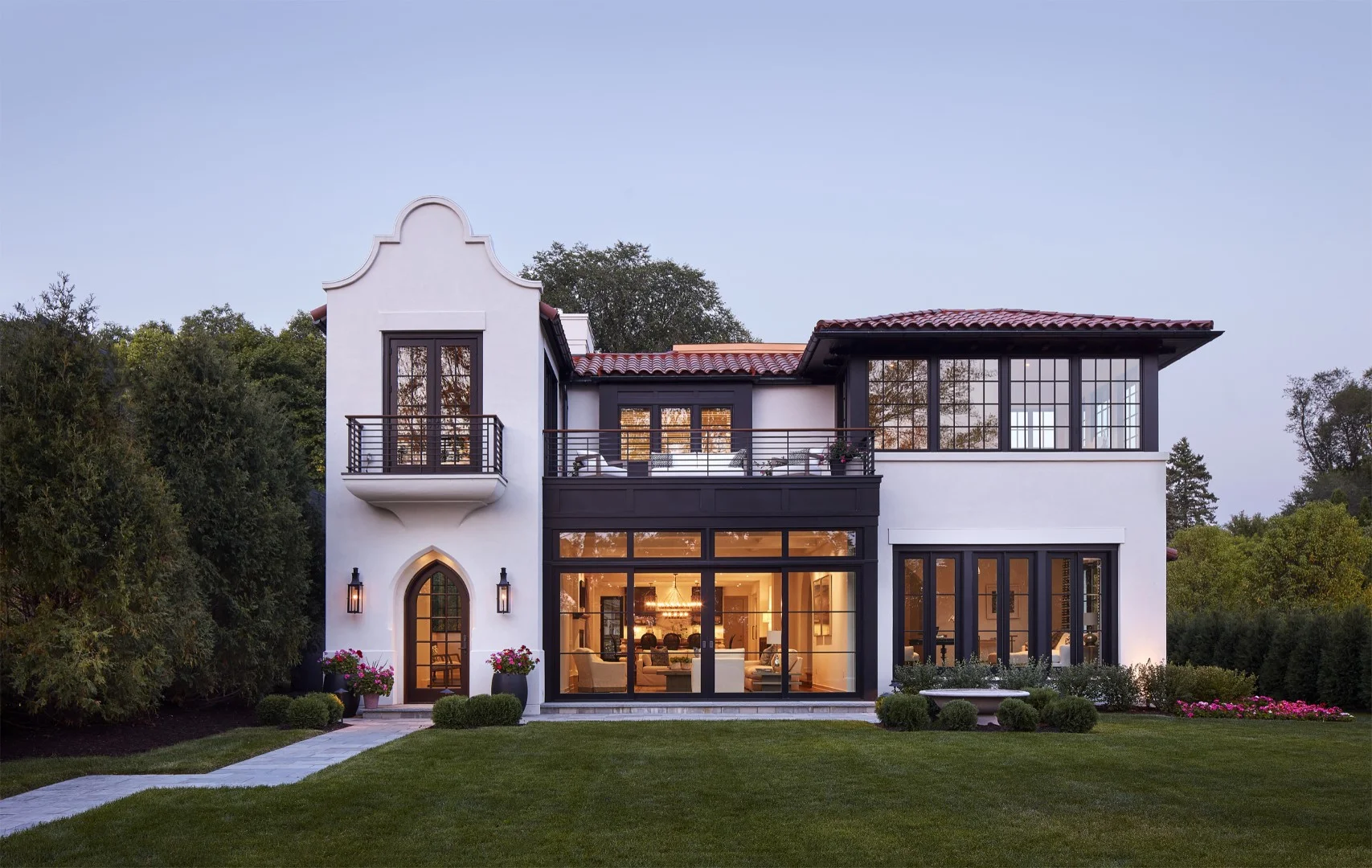 17个令人着迷的摩尔风格住宅 exterior 设计项目