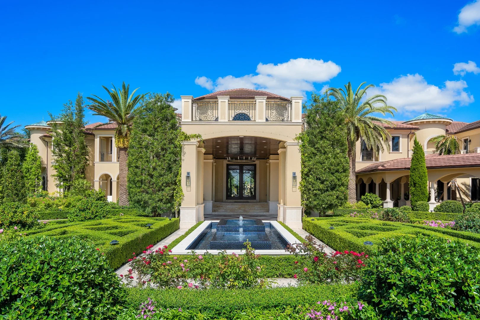 17个令人着迷的摩尔风格住宅 exterior 设计项目