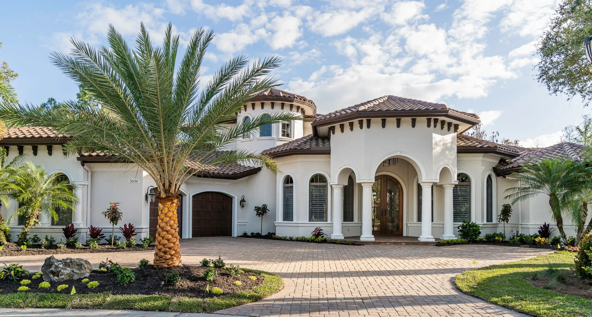 17个令人着迷的摩尔风格住宅 exterior 设计项目