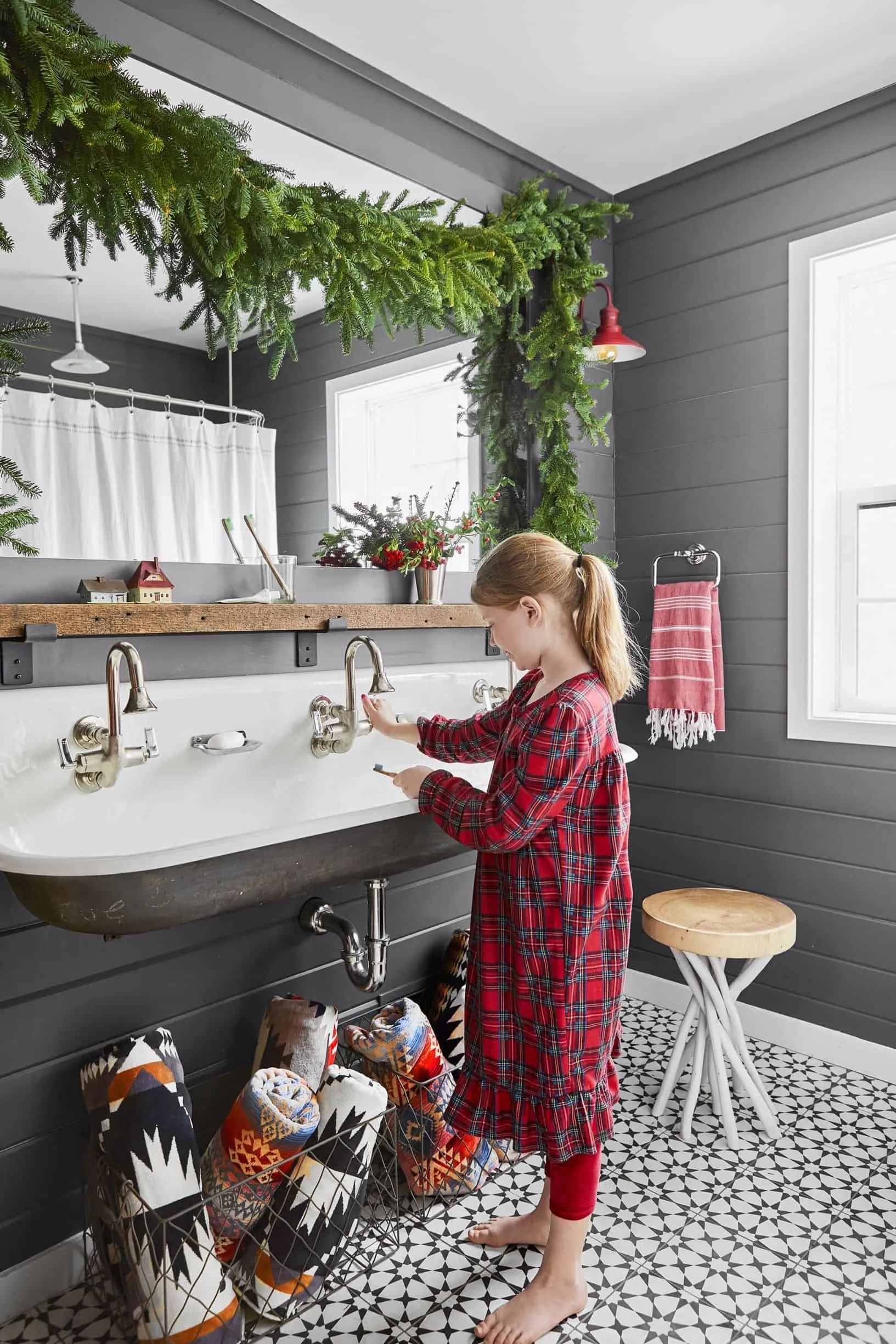 BEST IDEAS AND SOLUTIONS FOR BATHROOM DECORATION FOR CHRISTMAS