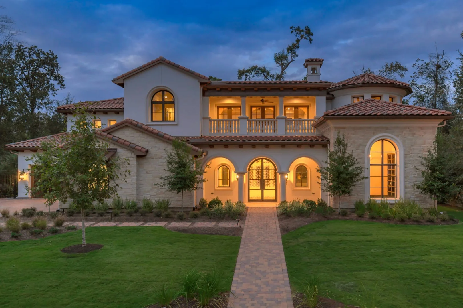 17个令人着迷的摩尔风格住宅 exterior 设计项目